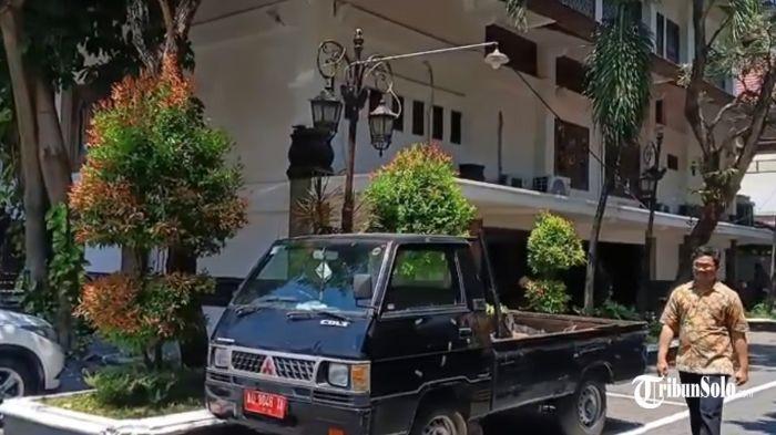MULAI BERAKTIVITAS - Suasana kawasan DPRD Solo yang sudah menunjukkan aktivitas pada Senin (1/9/2025).  Aksi lanjutan terkait tragedi Rantis Brimob akan kembali digelar di depan Gedung DPRD Surakarta.