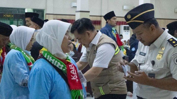 CALON JEMAAH - Suasana khidmat menyelimuti Asrama Haji Donohudan, Boyolali, Rabu (21/4/2026) malam. Operasional pemberangkatan haji 2026 di Embarkasi Solo telah memasuki pekan pertama. Hingga saat ini, tercatat sebanyak 5.731 jemaah haji telah resmi diberangkatkan