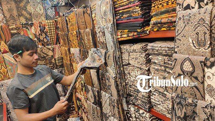 Suasana kios Batik Dirbolo di Pasar Klewer. Penjualan mereka terdongkrak saat momen hajatan pernikahan.