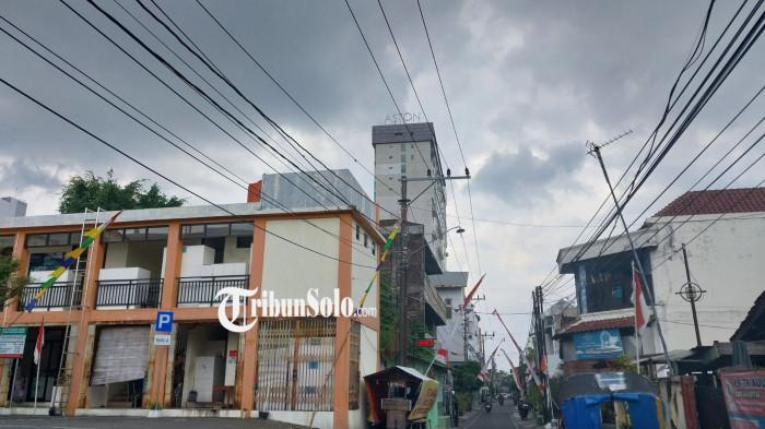 BERAWAN - Suasana langit kawasan di sekitar Hotel Grand Aston Solo, Purwosari, Solo, Jawa Tengah, pada Minggu (4/1/2026). Cuaca kota Solo hari ini diprediksi hujan sedang.