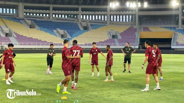 LATIHAN PERSIS - Suasana latihan terakhir Persis Solo di Stadion Manahan sebelum Super League musim ini rampung, Jumat (15/5/2026). Persis Solo wajib meraih kemenangan atas Dewa United jika ingin terus menjaga asa lolos dari degradasi.
