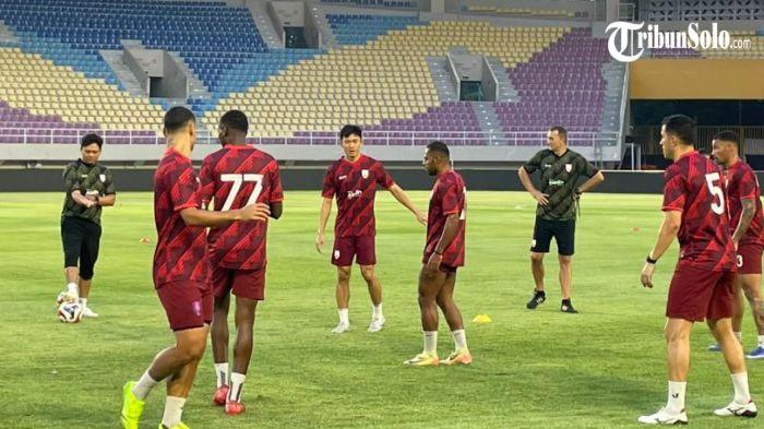 LATIHAN PERSIS - Suasana latihan terakhir Persis Solo di Stadion Manahan sebelum Super League musim ini rampung, Jumat (15/5/2026). Persis Solo wajib meraih kemenangan atas Dewa United jika ingin terus menjaga asa lolos dari degradasi.