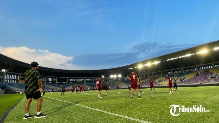 LATIHAN PERSIS - Suasana latihan terakhir Persis Solo di Stadion Manahan sebelum Super League musim ini rampung, Jumat (15/5/2026). Persis Solo wajib meraih kemenangan atas Dewa United jika ingin terus menjaga asa lolos dari degradasi.