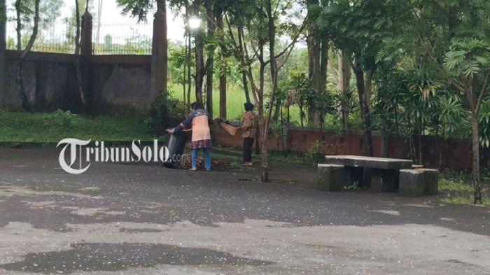 MENYAPU. Suasana makam Astana Wukir Sirna Raga keluarga Wiranto di Kelurahan Delingan, Kecamatan Karanganyar, Kabupaten Karanganyar, yang dibersihkan sejumlah warga, Senin (17/11/2025) pagi.