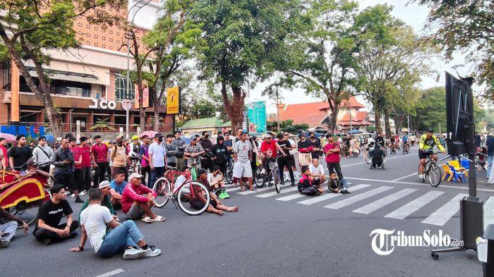 Suasana nonton bareng Piala Dunia 2026 di Car Free Day Solo, Minggu 2