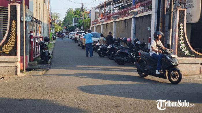 PARKIR KENDARAAN - Suasana parkir di sekitar GOR Sritex, belum lama ini. Dinas Perhubungan (Dishub) Kota Surakarta mengakui juru parkir liar kerap bermunculan saat ada event besar yang mengundang kerumunan massa