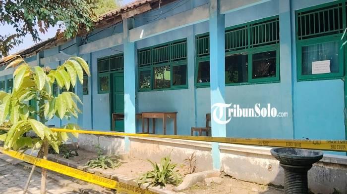 BELAJAR DI RUMAH. Suasana pasca ruang kelas di MTs Muhammadiyah 4 Sambungmacan, Kabupaten Sragen roboh, Rabu (13/5/2026). Siswa sementara belajar secara daring.