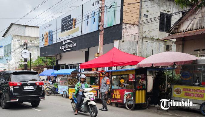 JUAL TAKJIL - Suasana pedagang takjil di Jalan Gatot Subroto depan Masjid Darussalam Jayengan, Kamis (19/2/2026). Pemkot Solo memperbolehkan pedagang takjil berjualan di sejumlah jalan protokol, salah satunya di depan Masjid Darussalam karena telah menyediakan kantong parkir