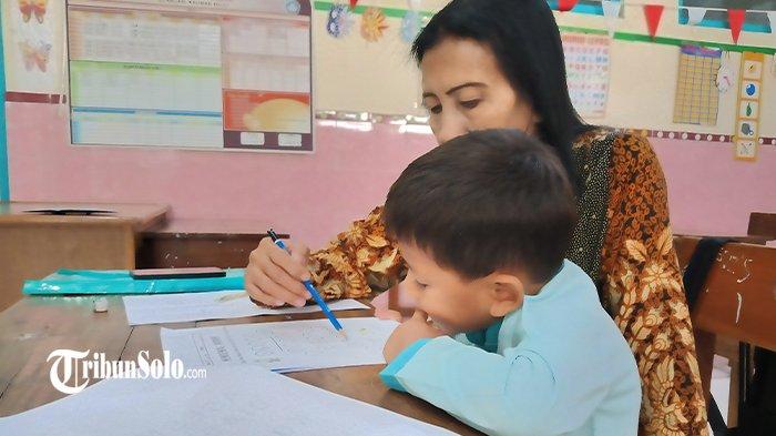 SATU-SATUNYA SISWA - Suasana pembelajaran di SDN Kauman 27 Solo untuk kelas I di SPMB tahun ajaran 2025/2026, Selasa (15/7/2025) pagi. Diketahui bahwa ini kali pertama SDN Kauman 27 hanya mendapatkan satu siswa dalam Sistem Pendaftaran Murid Baru (SPMB). 
