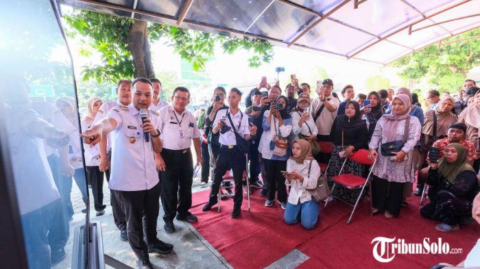 SPMB - Suasana pengumuman angkatan pertama SMP Program Khusus Surakarta. SPMB Program Khusus Surakarta 2026 yang baru saja rampung ternyata diwarnai sejumlah protes dari orang tua murid yang anaknya tidak lolos seleksi.