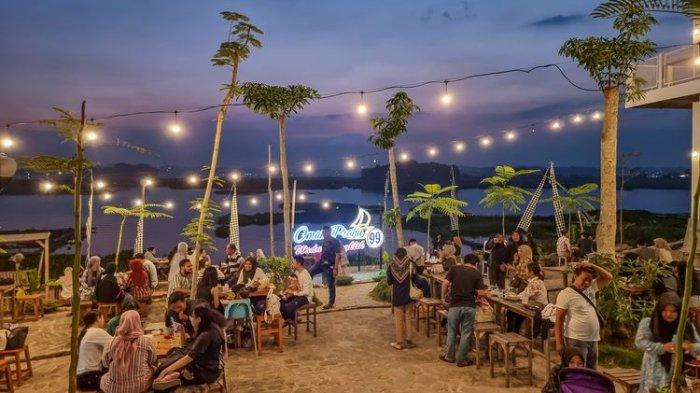 WISATA MALAM BOYOLALI - Suasana petang di Omah Prau 99 Waduk Cengklik, Boyolali, pada Juni 2023 lalu.(KOMPAS.com/ANGGARA WIKAN PRASETYA)