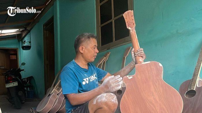 Kisah Sutomo dan Gitar dari Ngrombo Sukoharjo : Ketelatenan Berbuah Ratusan Produksi per Bulan