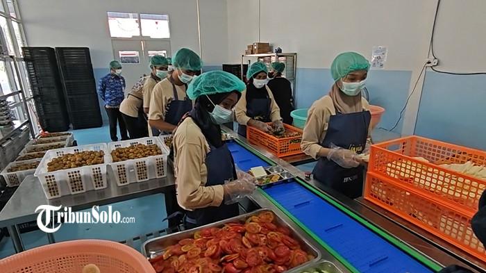 SPPG DI SOLO - Suasana proses penyiapan MBG di SPPG Kota Barat, Solo, Jawa Tengah, beberapa waktu lalu. Wali Kota Solo Respati Ardi sempat menyayangkan Satuan Pelayanan Pemenuhan Gizi (SPPG) di Solo lantaran diduga merekrut relawan dari luar Solo untuk menjalankan program Makan Bergizi Gratis (MBG). 