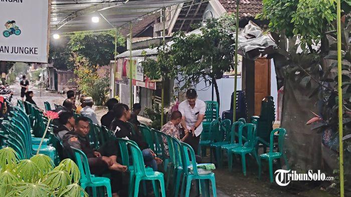 RUMAH DUKA - Suasana salah satu rumah duka korban tabrak lari di depan SPBU Papahan, di RW 7, Lingkungan Padangan, Kelurahan Jungke, Kecamatan/Kabupaten Karanganyar, Senin (16/3/2026). Dua pria asal Kabupaten Karanganyar meninggal dunia setelah menjadi korban tabrak lari di Jalan Solo–Tawangmangu.