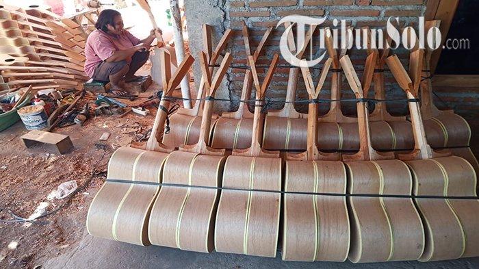 Suasana salah satu sudut di Desa Ngrombo, Kecamatan Baki, Kabupaten Sukoharjo yang menjadi klaster pembuat gitar sejak puluhan tahun silam. Di mana tak hanya bapak-bapak dan pemuda, prempuan juga mengambil peran.