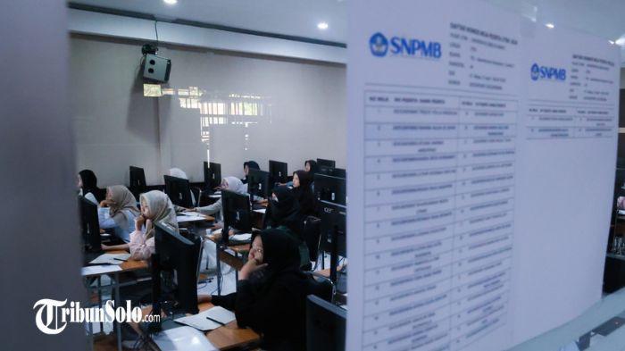 UTBK - Suasana ujian tertulis berbasis komputer (UTBK) di Universitas Sebelas Maret (UNS) Solo diikuti lebih dari 26 ribu peserta, Selasa (21/4/2026). UTBK SNBT 2026 di UNS Solo ini akan berlangsung hingga 29 April 2026