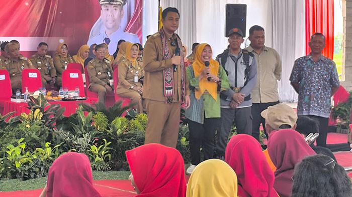SAMBUNG RASA. Bupati Klaten Hamenang Wajar Ismoyo berdialog dengan masyarakat, dalam sambung rasa Desa Malangjiwan, Kecamatan Kebonarum, Klaten, Selasa (7/10/2025).