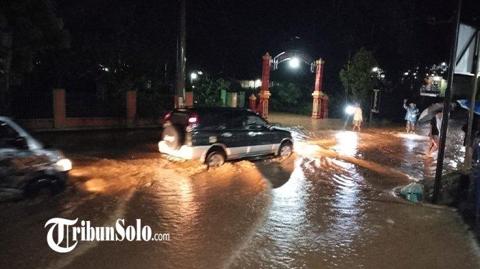 Hujan Deras Landa Wonogiri, Sungai Wiroko Meluap, Buat Jalan Raya di Desa Kulurejo Tergenang Air