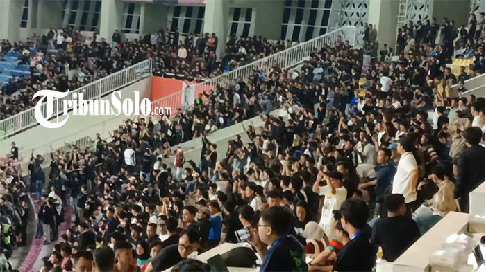 SUPORTER LAWAN. Ratusan penonton diduga suporter tamu datang menyaksikan langsung laga Persis Solo vs Persijap Jepara di Stadion Manahan, Sabtu (13/9/2025).