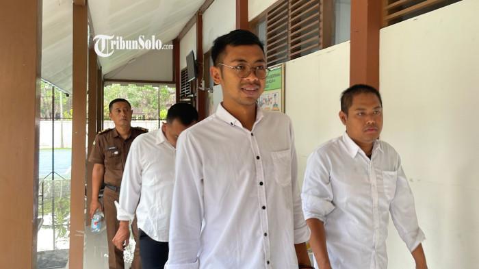 SUMRINGAH - Surya Hendra Kusuma, penjaga palang pintu perlintasan kereta api di Sukoharjo saat berjalan keluar dari Pengadilan Negeri Sukoharjo, Kamis (22/1/2026). Surya sempat ditetapkan sebagai tersangka dan kemudian menjadi terdakwa dalam kecelakaan maut antara Kereta Api Batara Kresna jurusan Solo–Wonogiri dengan sebuah mobil Daihatsu Sigra di perlintasan rel tanpa palang pintu di Kelurahan Gayam, Kecamatan/Kabupaten Sukoharjo, Rabu (26/3/2025). Namun, Surya akhirnya divonis bebas oleh majelis hakim PN Sukoharjo.