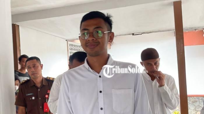SENYUM. Surya Hendra Kusuma, penjaga palang pintu perlintasan kereta api di Sukoharjo saat berjalan keluar dari Pengadilan Negeri Sukoharjo, Kamis (22/1/2026). Surya divonis bebas oleh majelis hakim PN Sukoharjo.