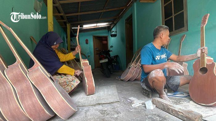 PEMBUATAN GITAR - Suasana proses pengamplasan finishing pembuatan gitar di Desa Ngrombo, Baki, Kabupaten Sukoharjo, belum lama ini. Sutomo mampu memproduksi hingga 150 gitar setiap bulan