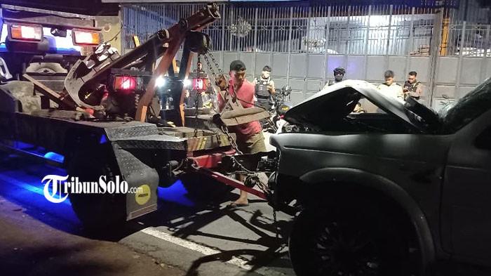 TABRAK LARI - Sebuah mobil Ford Everest putih bernomor polisi L 1629 DAG