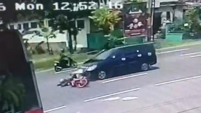 TABRAK LARI - Tangkapan layar video detik-detik Suzuki Smash ditabrak kendaraan dari belakang hingga tewas di jalan Lawu , tepatnya di depan SPBU Papahan, Desa Papahan, Kecamatan Tasikmadu, Kabupaten Karanganyar, Senin (16/3/2026). Polisi tengah mengejar pelaku tabrak lari.