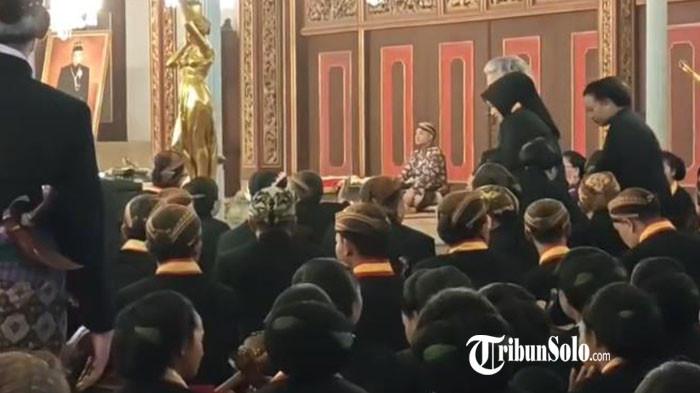 TAK KELUARKAN PUSAKA - Di tengah berlangsungnya Kirab Malam 1 Suro di Keraton Kasunanan Surakarta, di Solo, Jawa Tengah, Selasa (16/6/2026) malam, kubu PB XIV Purboyo memutuskan tidak mengeluarkan pusaka untuk dikirab. Keputusan tersebut diambil pada saat-saat terakhir menjelang prosesi berlangsung dengan pertimbangan faktor keamanan.
