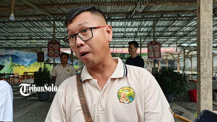 TAK MASALAH DIPROTES - Pemilik usaha Warung Mie Babi Tepi Sawah, Jodi Sutanto, saat ditemui TribunSolo.com, di Desa Parangjoro, Kecamatan Grogol, Kabupaten Sukoharjo, Senin (20/4/2026).  Jodi mengaku tidak mempermasalahkan aksi penolakan yang dilakukan warga. Ia hanya berharap aksi penolakan tidak sampai mengganggu operasional usahanya, khususnya terkait akses masuk ke lokasi.