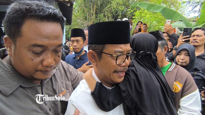 TAK PERNAH SAKIT - Ayah Wakil Bupati Klaten Benny Indra Ardhianto, Hariyanto (menggunakan peci di tengah) saat menggendong sang cucu dalam prosesi pemakaman Benny Indra Ardhianto, di Klaten, Jawa Tengah, Minggu (9/2/2026). Menurutnya, perawatan di rumah sakit Kariadi Semarang yang dijalani Benny menjadi pengalaman opname pertama sepanjang hidup sang anak.