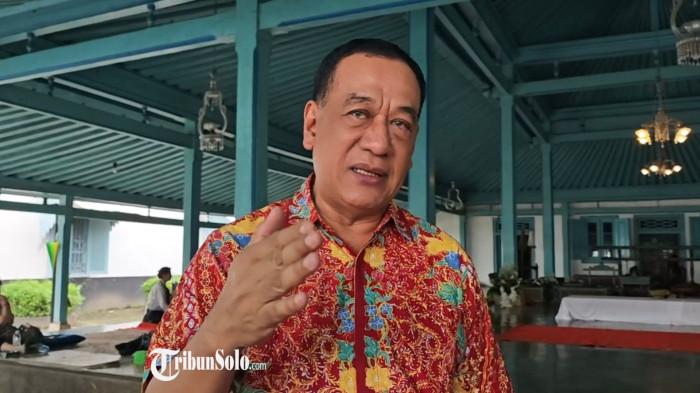 TAKUT DISALAHGUNAKAN - Ketua Eksekutif Lembaga Dewan Adat (LDA) KPH Eddy Wirabhumi saat ditemui beberapa waktu lalu. Eddy menjelaskan alasan pihaknya menggugat KGPH Purboyo yang mengganti nama menjadi Sri Susuhunan Pakubuwono Empat Belas (SISKS Pakubuwono XIV). Gugatan ini telah teregistrasi dalam sistem persidangan dengan nomor 31/Pdt.G/2026/PN Skt. Sidang perdana akan digelar Kamis (5/1/2026) mendatang.
