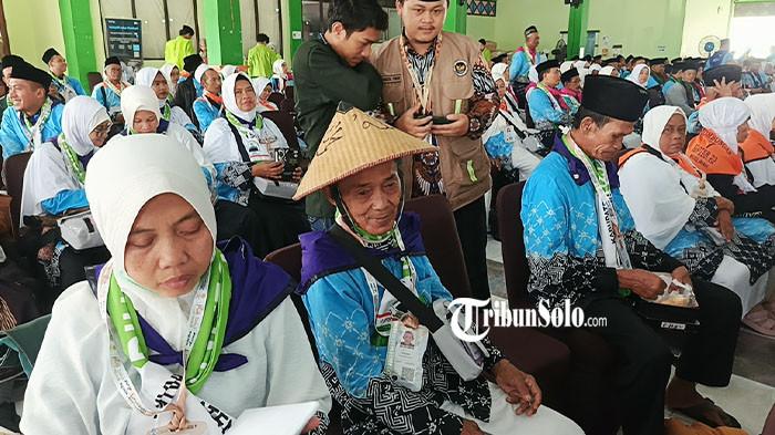 TAMPIL NYENTRIK - Mustofa (66), kakek asal Kedung Ringin, Kecamatan Suruh, Kabupaten Semarang