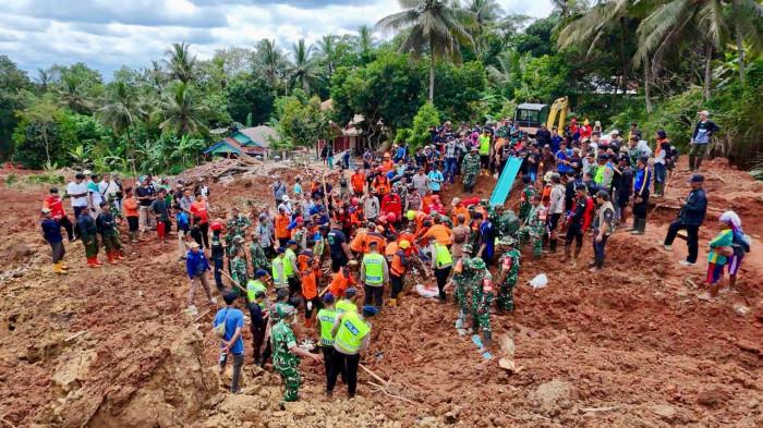 TANAH LONGSOR - Bencana tanah longsor di Dusun Tarukan dan Dusun Cibuyut, Desa Cibeunying, Kecamatan Majenang, Kabupaten Cilacap, yang menyebabkan korban jiwa dan hilangnya puluhan warga menjadi duka seluruh masyarakat Jawa Tengah.