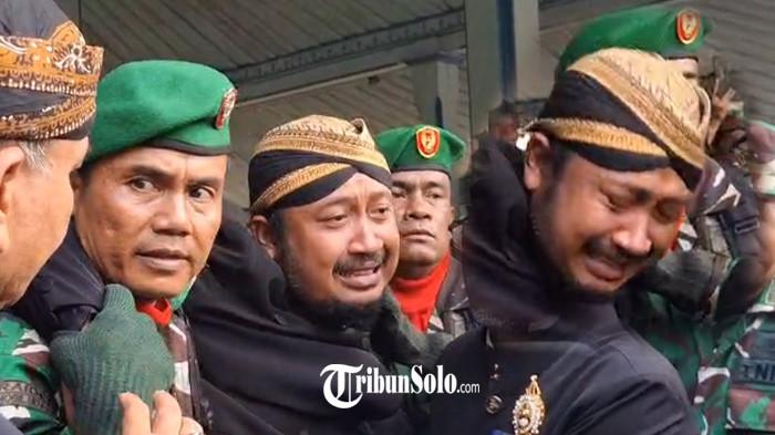 TANGIS PUTRA PB XIII - Tangis Putra Dalem KGPH Hangabehi pecah saat jenazah ayahnya Sinuhun Pakubuwono XIII dinaikkan ke kereta jenazah di Bangsal Magangan, Rabu (5/11/2025). KGPH Hangabehi bahkan sampai tak kuat menahan tubuhnya hingga hampir jatuh, beruntung sejumlah petugas TNI menahan tubuhnya agar tidak jatuh.