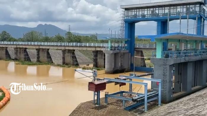 TEMUAN MAYAT MENGAPUNG - Potret Bendung atau Dam Colo di Nguter, Sukoharjo, Rabu (22/10/2025). Warga di sekitar pintu DAM Colo, Kecamatan Nguter, Kabupaten Sukoharjo, digemparkan dengan penemuan sesosok mayat yang mengambang di aliran Bengawan Solo pada Rabu (22/10/2025) pagi.