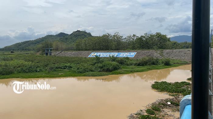 TEMUAN MAYAT MENGAPUNG - Potret Bendung atau Dam Colo di Nguter, Sukoharjo, Rabu (22/10/2025). Warga di sekitar pintu DAM Colo, Kecamatan Nguter, Kabupaten Sukoharjo, digemparkan dengan penemuan sesosok mayat yang mengambang di aliran Bengawan Solo pada Rabu (22/10/2025) pagi.