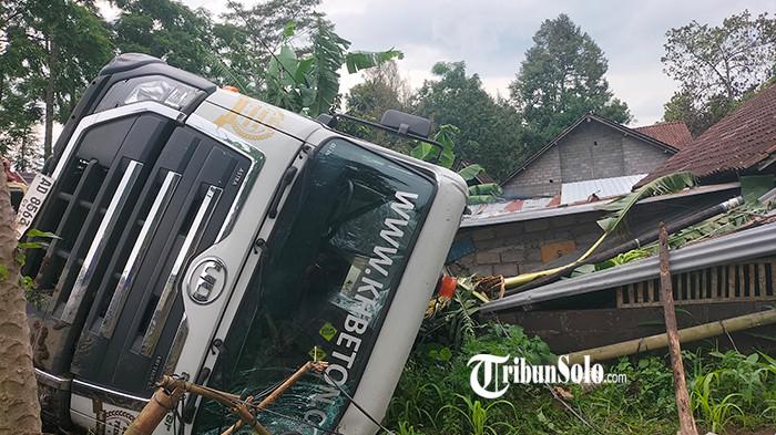 TERGULING KE RUMAH WARGA - Truk molen muatan cor beton terguling di Musuk, Boyolali