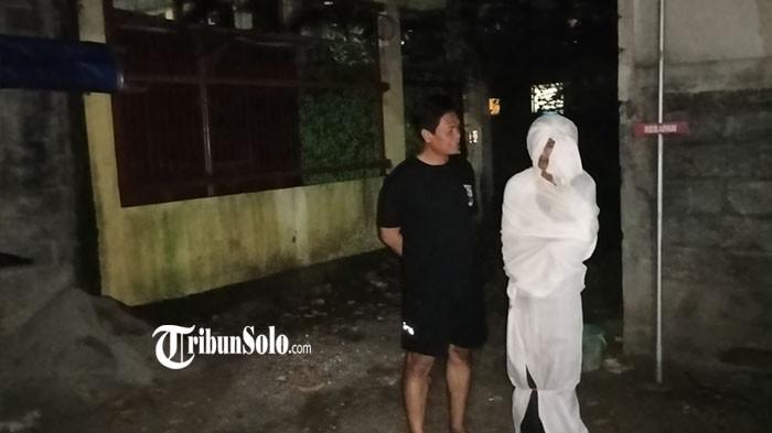 TEROR POCONG - Ilustrasi pelajar yang diamankan polisi di Sragen gegara menjadi pocong jadi-jadian, Kamis (28/5/2026) dini hari. Sejumlah daerah di sekitar kota Solo mulai muncul teror pocong seperti yang telah viral di media sosial baru-baru ini. Menyikapi aksi teror pocong tersebut, pihak kepolisian resor kota (Polresta) Solo mengimbau agar masyarakat tetap tenang, tidak mudah percaya.