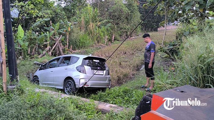 TEWASKAN 2 ORANG - Kecelakaan lalu lintas terjadi di jalan Delanggu-Jelobo, Desa Bulan, Kecamatan Wonosari, Kabupaten Klaten, Rabu (18/3/2026). Peristiwa melibatkan sebuah mobil Honda Jazz warna silver dengan motor Yamaha Jupiter berwarna kuning. Dua orang tewas dalam insiden tersebut.