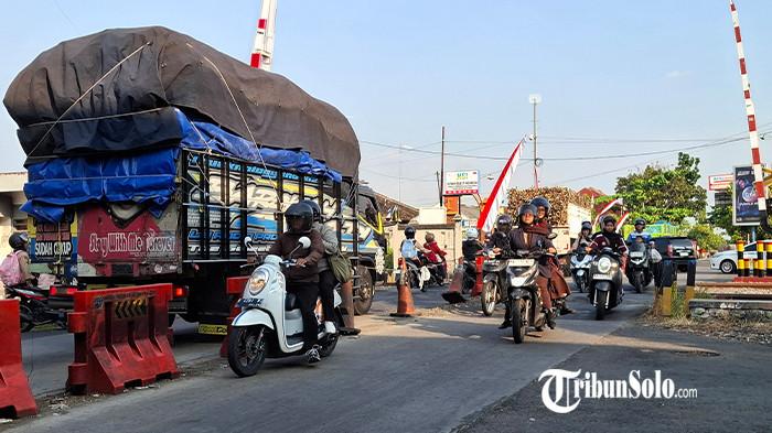 TITIK KEMACETAN - Situasi simpang Teguhan jadi salah satu titik kemacetan di Kabupaten Sragen