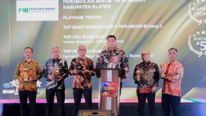 Bupati Klaten Hamenang Wajar Ismoyo saat menerima penghargaan TOP BUMD Awards 2026 di Raffles Hotel, Jakarta Selatan, Senin (13/4/2026).