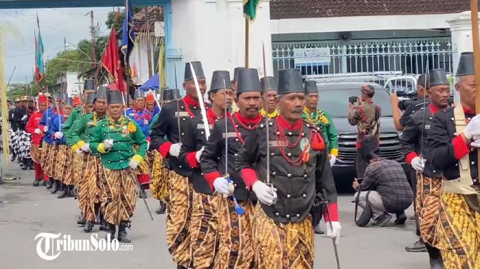 TUGAS PRAJURIT KERATON - Para prajurit Keraton Kasunanan Solo saat bertugas dalam acara Hajad Dalem Jumenengan Dalem Nata Binayangkare SISKS Pakubuwono (PB) XIV Hamangkunagoro, Sabtu (15/11/2025). Komandan Utama Prajurit Keraton Solo, KRAT Rajono Yudonagoro S.Sn menjelaskan bahwa selain bertugas menjaga keamanan kawasan keraton, prajurit juga bertugas saat ada upacara adat kerajaan di mana di dalam prosesi tersebut juga menggelar kirab.