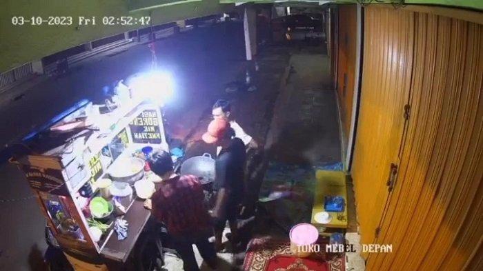 Video Preman Diduga Mabuk Palak Pedagang Nasi Goreng di Karawang, Tak Dikasih Malah Memukul