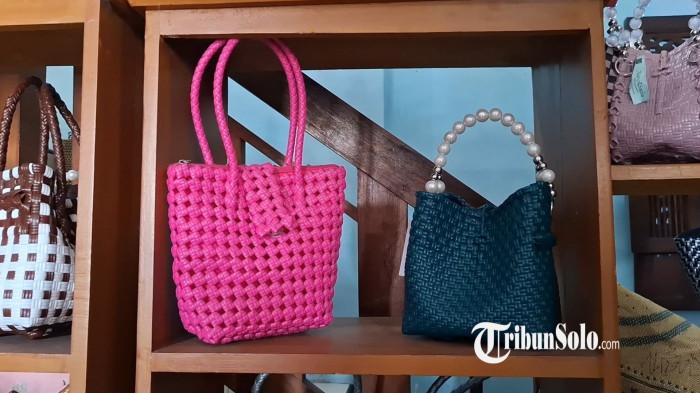 TAS ANYAMAN - Tas anyaman yang diproduksi Nur Handayani (50), emak-emak asal Desa Sepat, Kecamatan Masaran, Kabupaten Sragen, Jumat (2/1/2026). Usaha tas anyaman bernama bandar Azalea itu telah masuk dan diekspor ke pasar 7 negara.