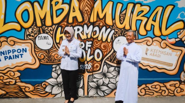 Tembok panjang Gereja Santo Antonius Purbayan di jalan Sugiyopranoto Kampung Baru, Pasar Kliwon Solo dijadikan kanvas bagi 10 seniman lukis yang mengikuti lomba mural dengan tema Harmony of Solo.