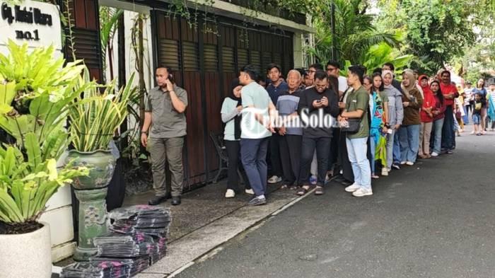 RUMAH SOLO. Antrian pengunjung yang ingin berfoto di depan kediaman Mantan Presiden Jokowi pada Senin (16/2/2026). Viral nama rumah Jokowi dinamai Tembok Ratapan Solo di Google Maps.