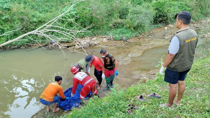 TEMUAN JASAD. Proses evakuasi mayat perempuan parubaya asal Desa Ngresep, Kecamatan Ngemplak, Kabupaten Boyolali, di aliran anak Sungai Bengawan Solo, Dukuh Manisrejo, Desa Patihan, Kecamatan Sidoharjo, Kabupaten Sragen, Minggu (7/9/2025).