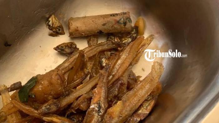 PUNTUNG ROKOK. Temuan puntung rokok di dalam menu makan bergizi gratis (MBG) yang diterima Kelompok Bermain (KB) Pesido, Desa Pesido Kecamatan Jatiroto.