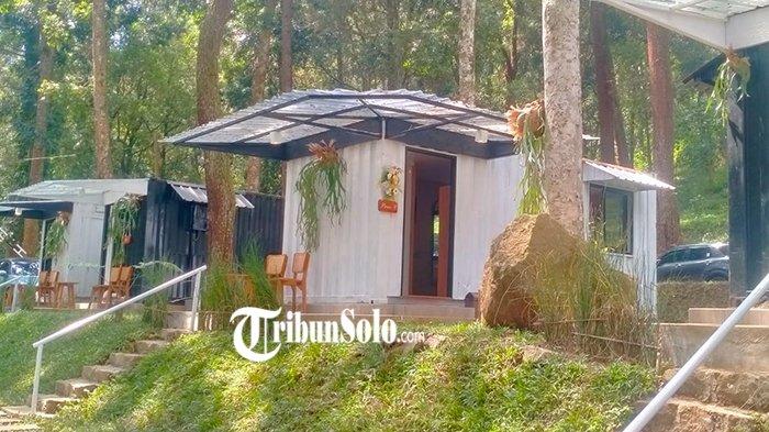 ILUSTRASI. Tenggir Glamping, yang menyuguhkan konsep bermalam di kontainer bekas kantor proyek, di kawasan Tenggir Park, di dekat Candi Sukuh, Desa Berjo, Kecamatan Ngargoyoso, Kabupaten Karanganyar, Minggu (30/7/2022).
